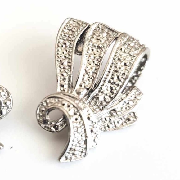 Vintage Hammered Silver Plated Swirl Ribbon Costume Earrings - Picture 5 of 7